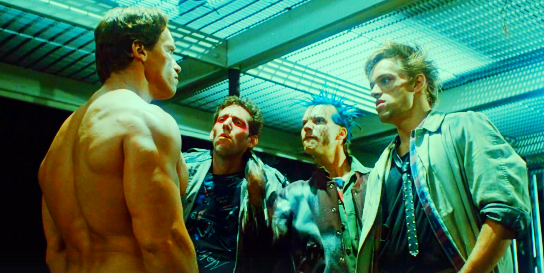 Хулиган, напавший на героя Шварценеггера в «Терминаторе»