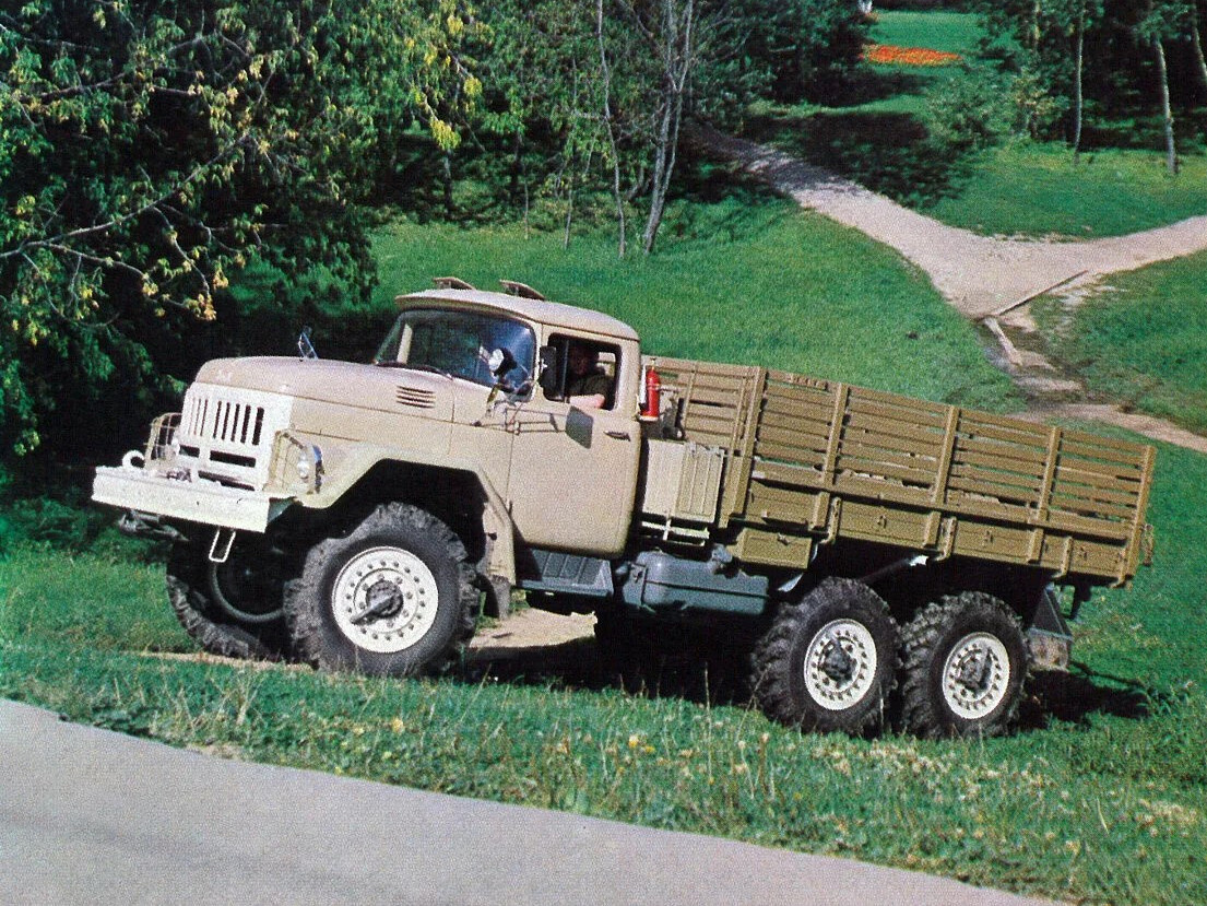 На светлых дисках ЗИЛ-131 хорошо заметны защитные кожухи трубок подвода воздуха к шинам