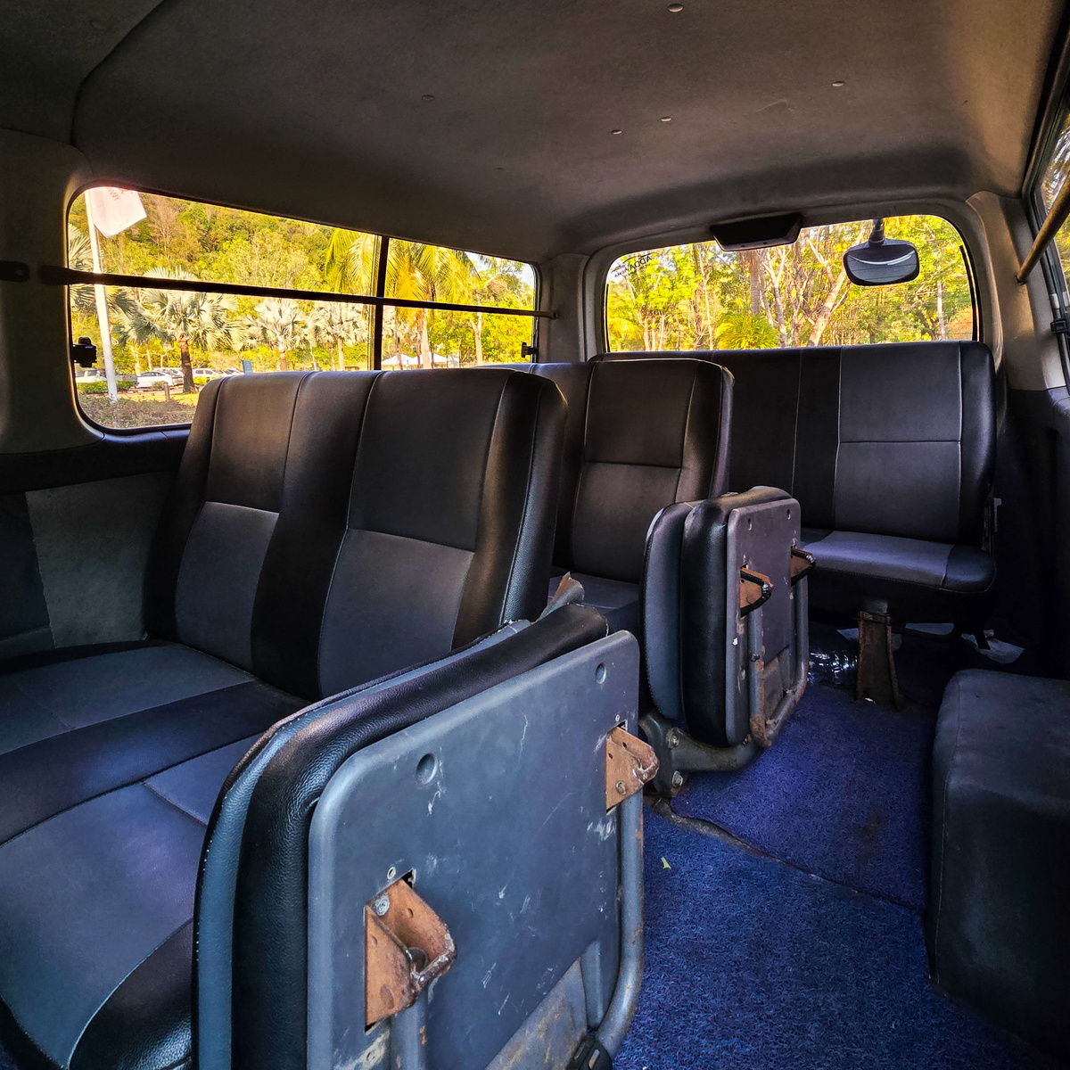 На таком автобусе нас отвезли на причал