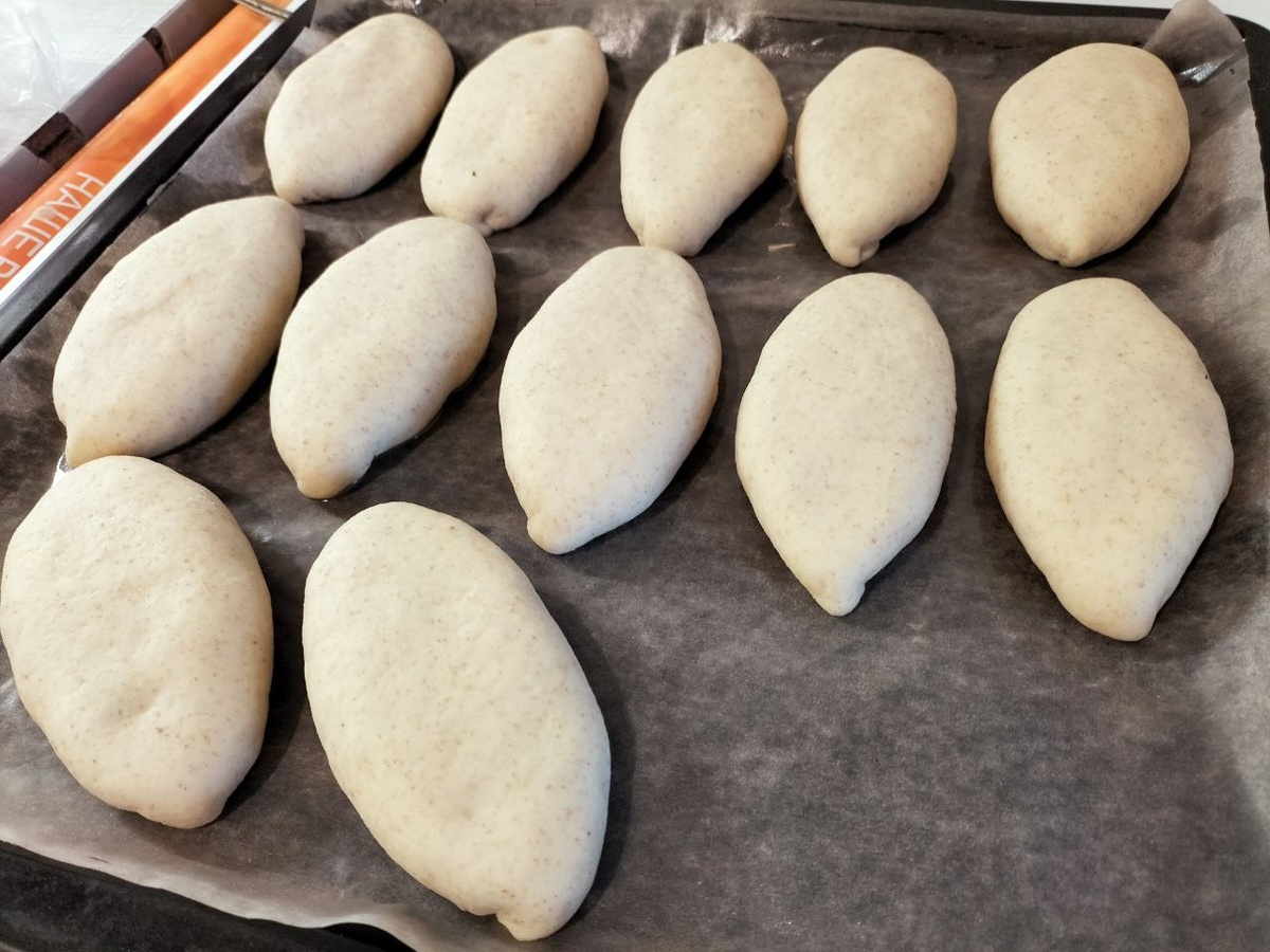 Пирожки укладывайте швом вниз и на небольшом расстоянии друг от друга. На фото это видно.