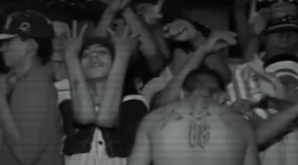 90% территории контролировали преступники.
Государство? Его просто не существовало.
Страх стал частью воздуха.