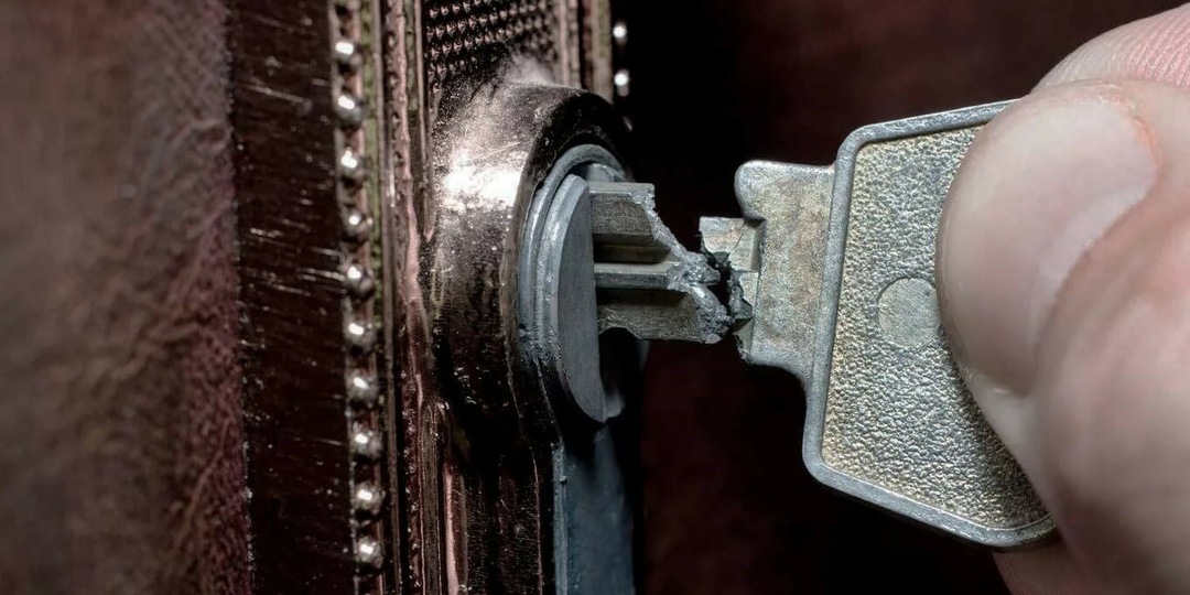 Ключ обломился прямо в замке: не вызывайте слесаря! Его можно достать самому