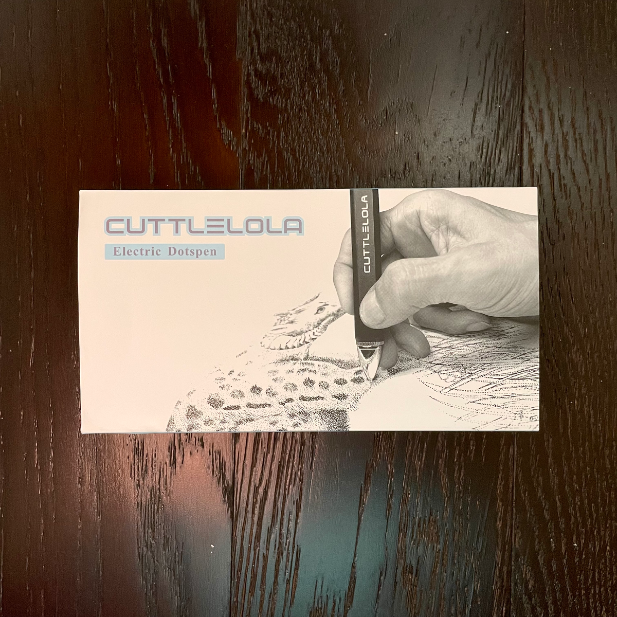 Коробка упакована картонный холдер, демонстрирующий процесс работы.