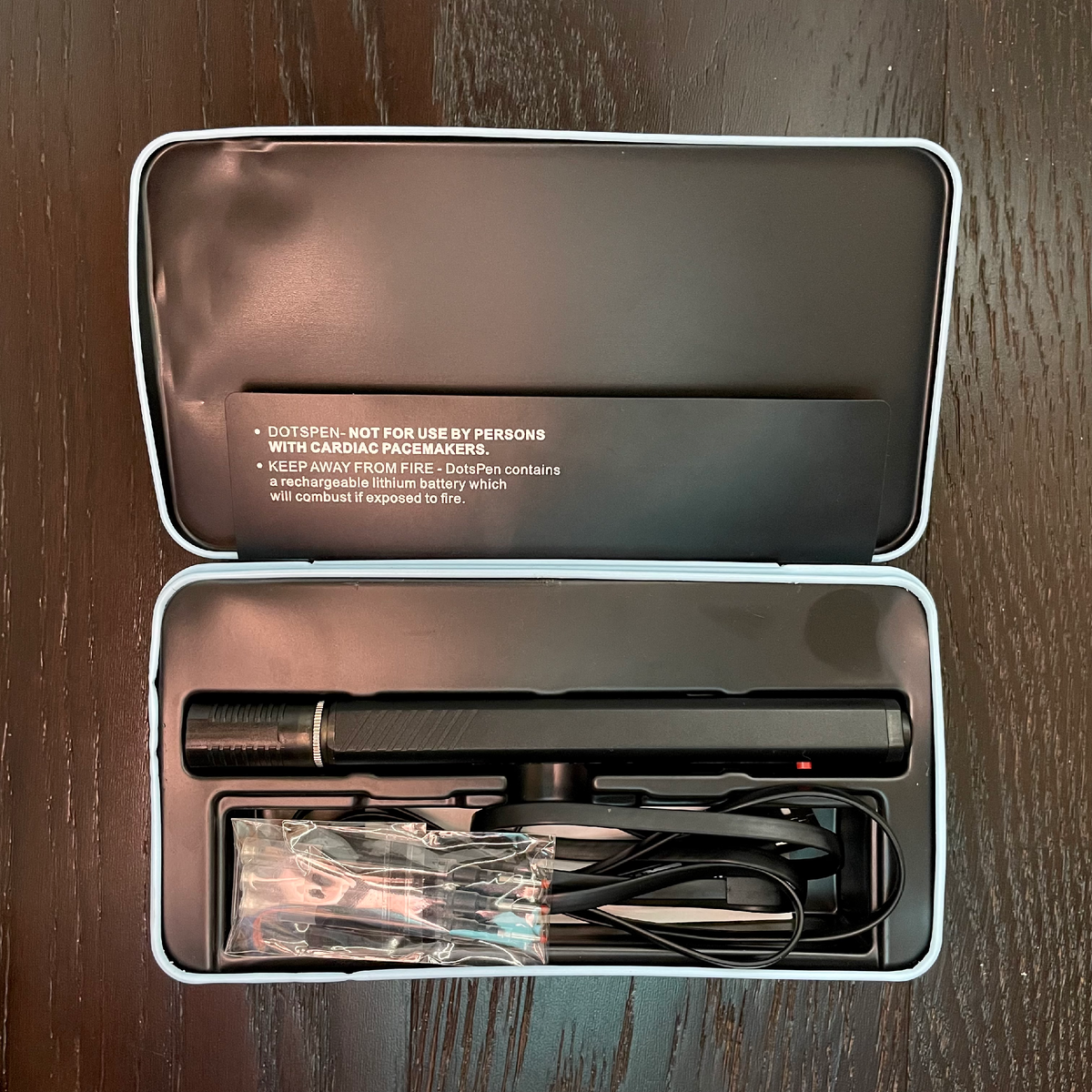 Наполнение коробки и предупреждающий стикер.