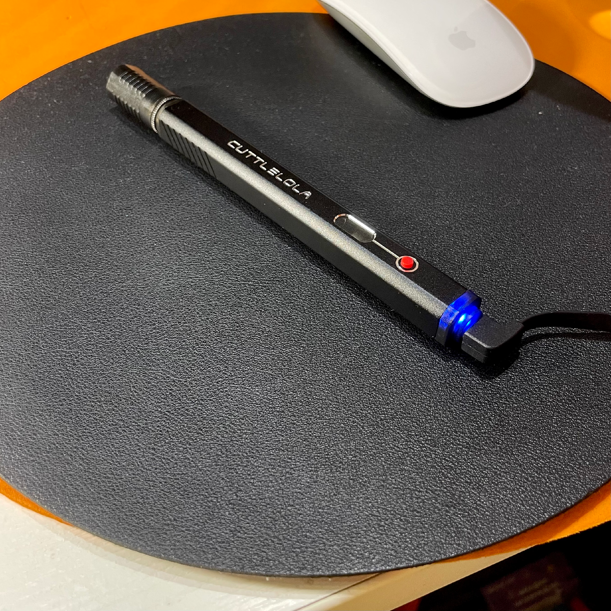 Современный мир: зарядить телефон, наушники, планшет, часы, плеер, мышку, клавиатуру... теперь ещё и ручку!