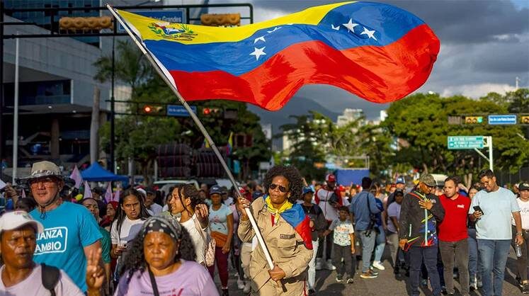    EPA/MIGUEL GUTIERREZ Демонстрации в Венесуэле любят устраивать как сторонники, так и противники действующей власти