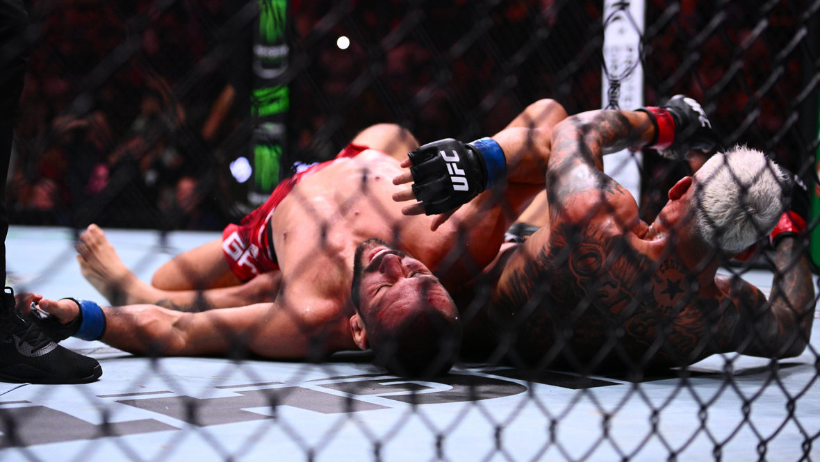    Чарльз Оливейра победил Матеуша Гамрота удушающим приемом. Global Look Press