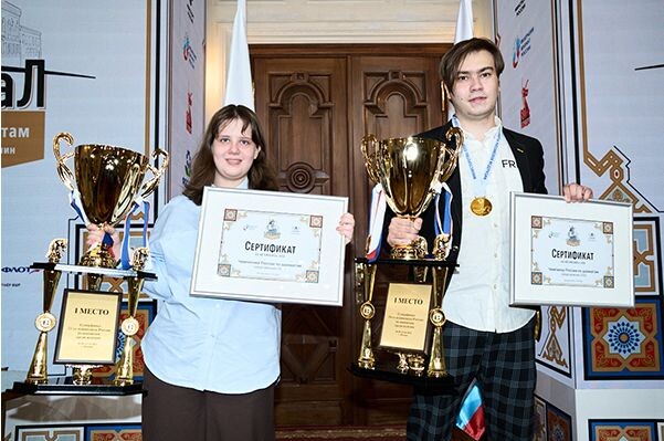 Победители Суперфиналов чемпионатов страны среди женщин Анна Шухман и среди мужчин Арсений Нестеров. Фото: Федерация шахмат России.