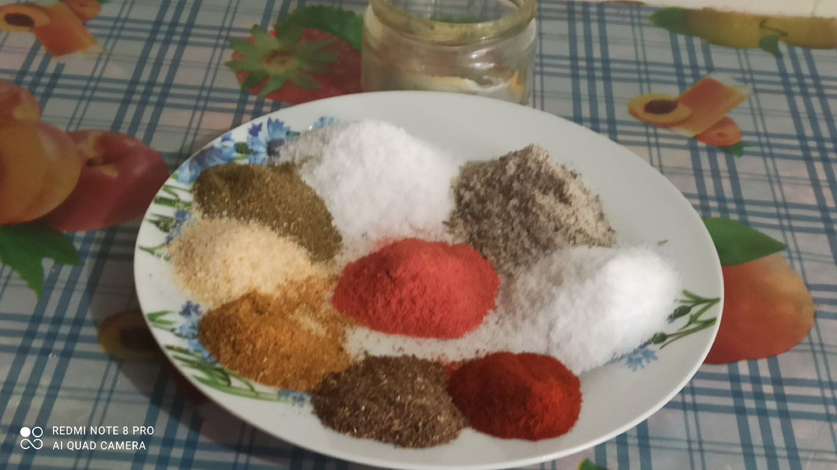 Ингридиенты для пряной соли.   Состав пряной соли: 4 ч. л. обычной соли каменной, 4 ч. л. морской пищевой соли, сванской соли 4 ч. л., Адыгейской соли 4 ч. л., сухой чеснок 10 гр., смесь для сациви 2 ч. л., хмели сунели 2 ч. л., паприка сладкая 1 ч. л., паприка конченная 2 ч. л., свежемолотые по 0,5 ч. л. Кориандр и чёрный перец. Смешиваем, пересыпаем в сухую баночку, накрываем плотно крышкой и ставим в тень и пользуемся.