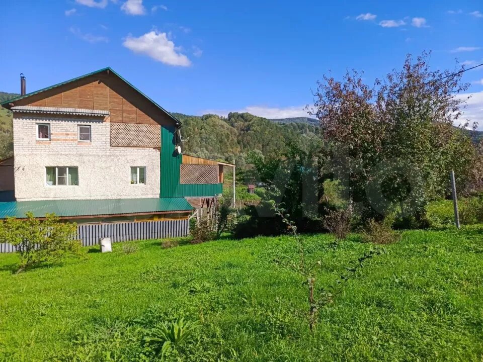    Усадьбу с двумя домами и большим садом продают в Горном Алтае. Источник: avito.ru