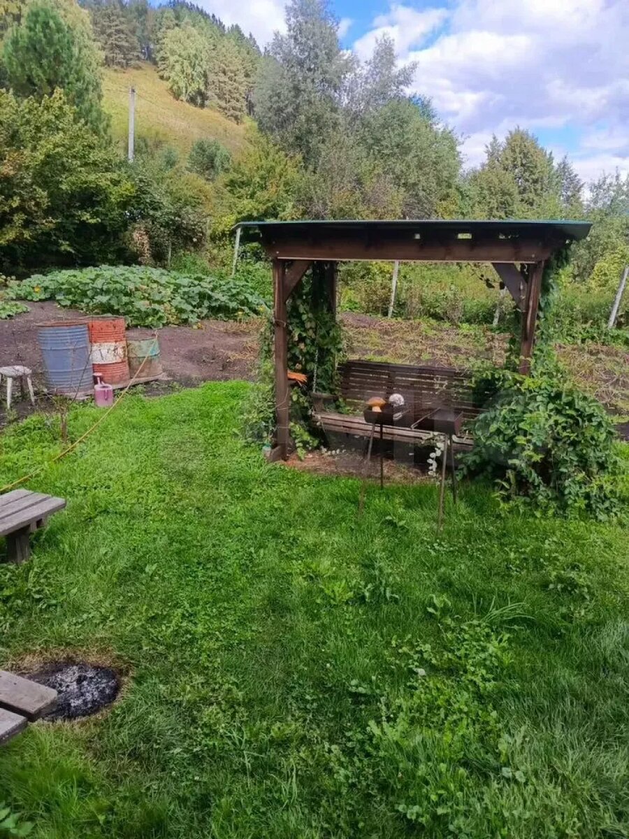    Усадьбу с двумя домами и большим садом продают в Горном Алтае. Источник: avito.ru