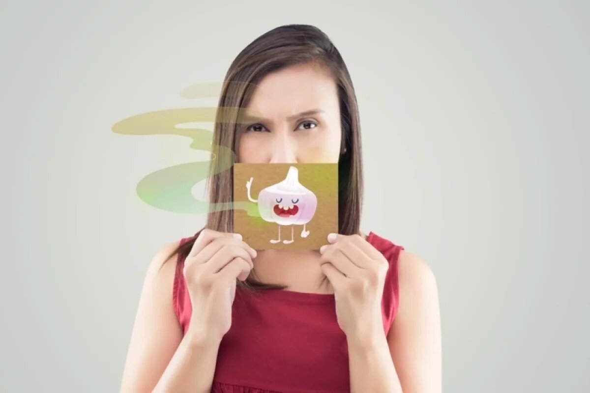    Маскировать неприятный запах изо рта жвачкой, мятными леденцами или зубными эликсирами не только бесполезно, но и опасно. Ведь неопознанная патология будет прогрессировать, а среди причин дурного «амбре» есть и ряд жизнеугрожающих состояний.