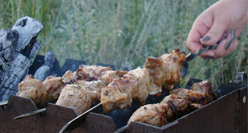    Это лучше, чем шашлык, и никакого мангала не надо. Нашла в старой бабушкиной советской тетради