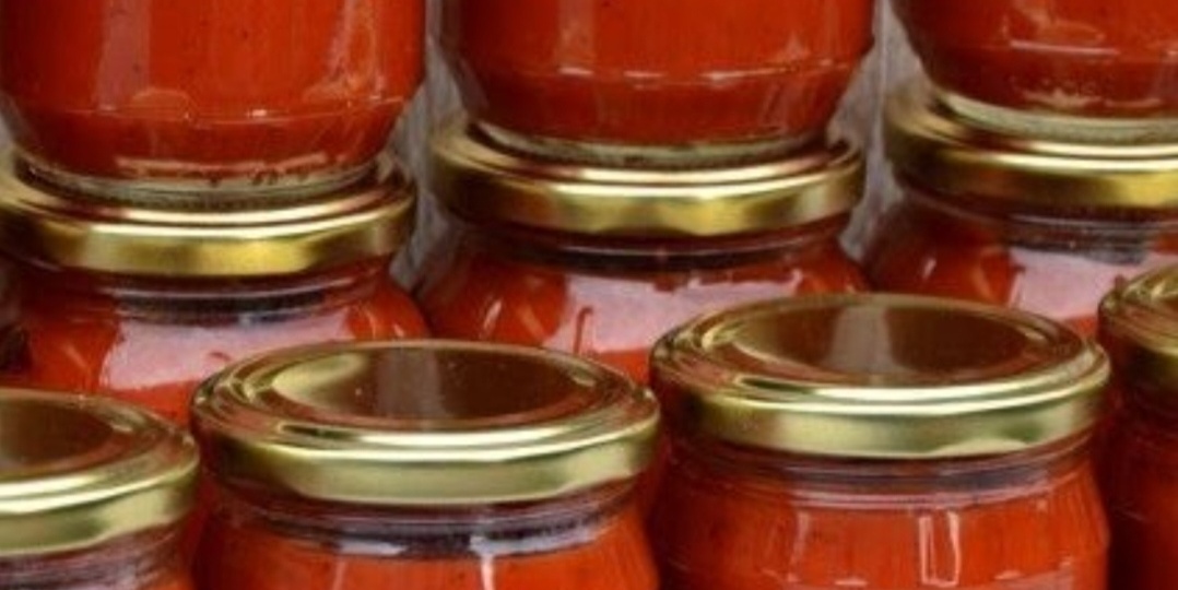 Тыквенный кетчуп. Вкуснее чем из помидоров. Ни кто и не догадываеться, что он из тыквы.