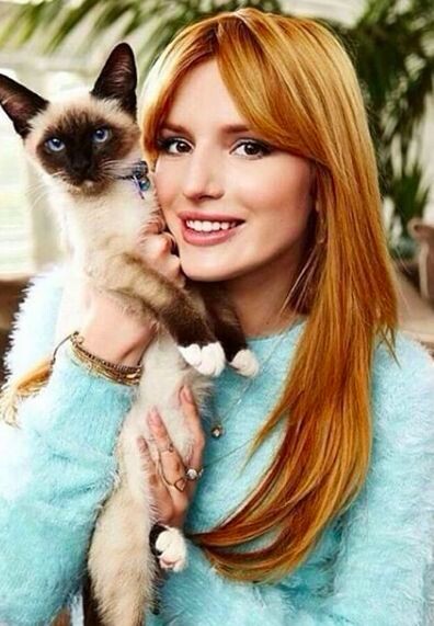 Белла Торн со своей кошкой