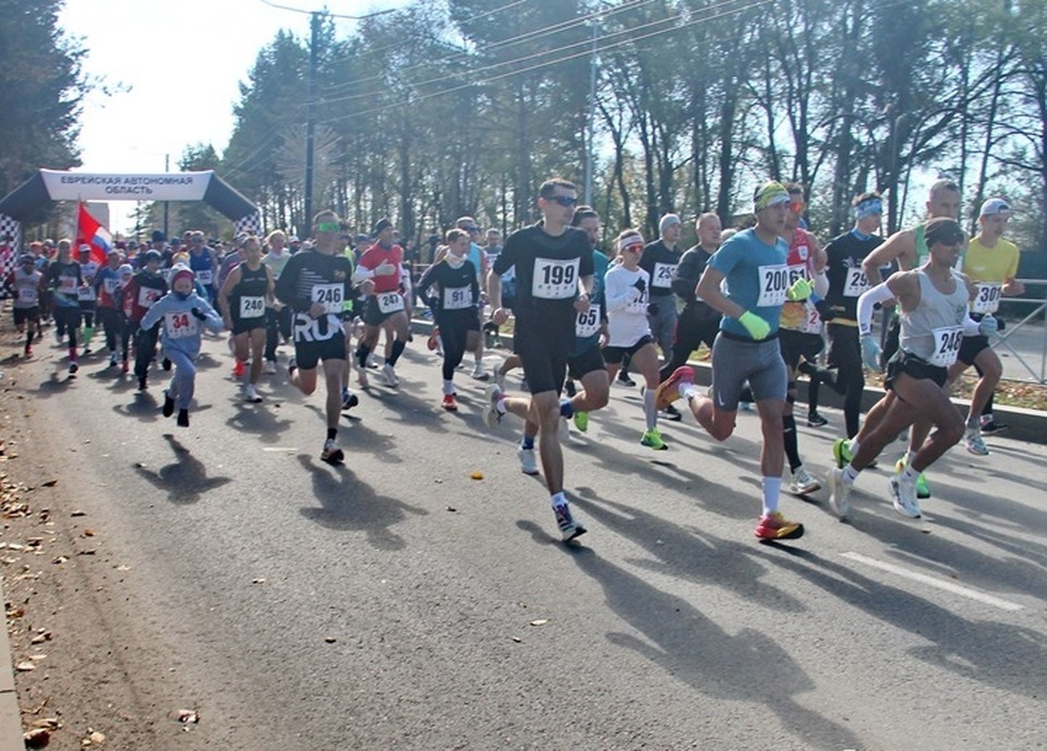    Бегуны преодолели дистанцию в 21 километр Андрей САВЕЛЬЕВ
