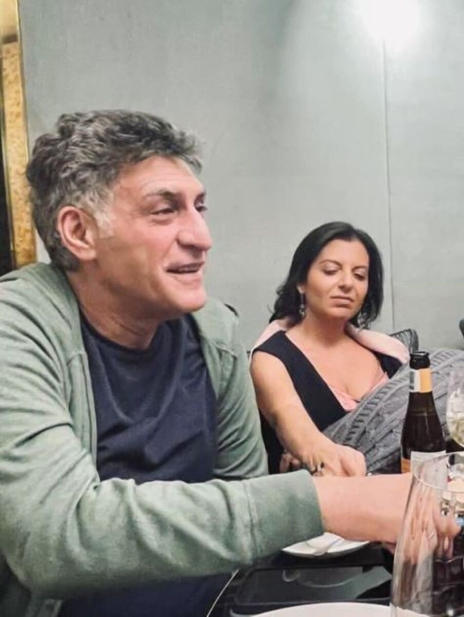    Фотографии из жизни Тиграна Кеосаяна разных лет. Источник: t.me/msimonyan