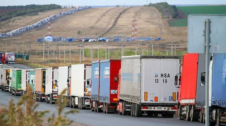    СТРИНГЕР/ТАСС Пробки достигает несколько тысяч грузовиков, вместо нескольких часов машины пересекают границу Казахстана и России от трех до семи дней