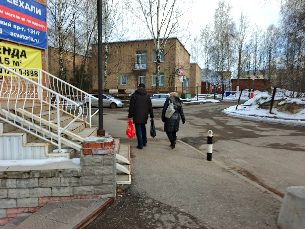    Это носят только деревенские. Как легко понять, что человек из провинции. А у вас такая одежда есть - посмотрите