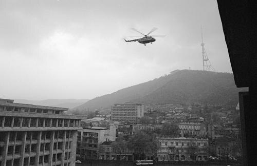 После подавления митинга у Дома Правительства в Тбилиси 9 апреля 1989 года. Патрульный вертолет над городом