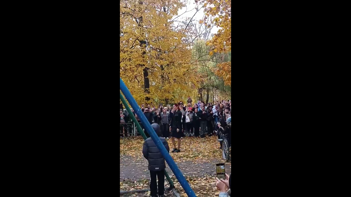 Романова в окружении зевак