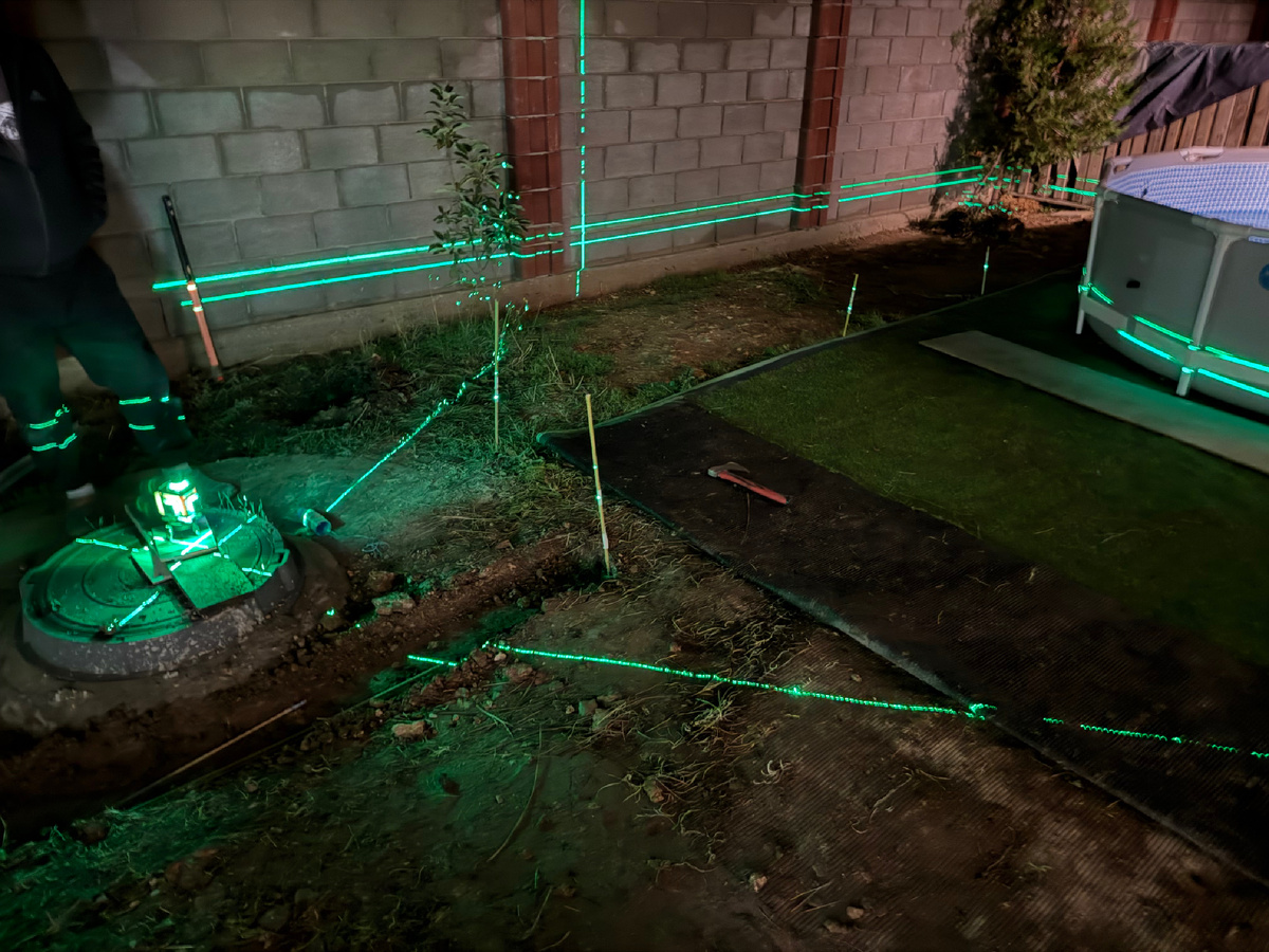 Фото из личного архива - отбиваем уровни на участке