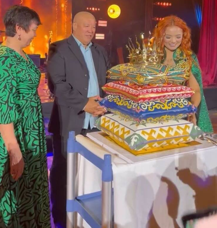 Фотография из открытых источников Аселина Батыр с тортом от Нуршат Акбергеновой