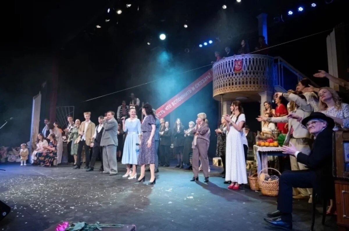    На праздник собрались все близкие друзья театра.