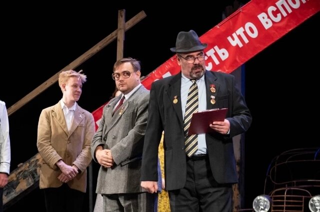    Яркий праздник артисты начали со сценки. Фото: Омский государственный драматический «Пятый театр»/ Анна Шестакова