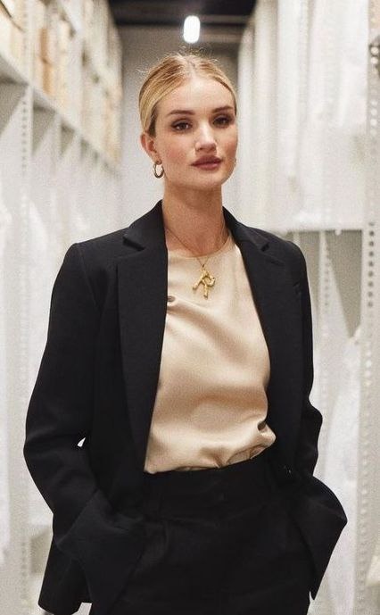 Блеск и мягкость ткани влияют на образ положительно.