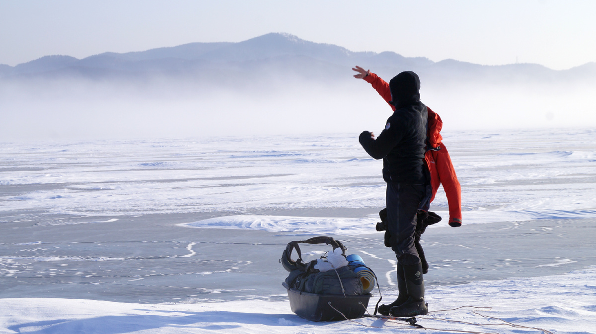 Миша переодевается
