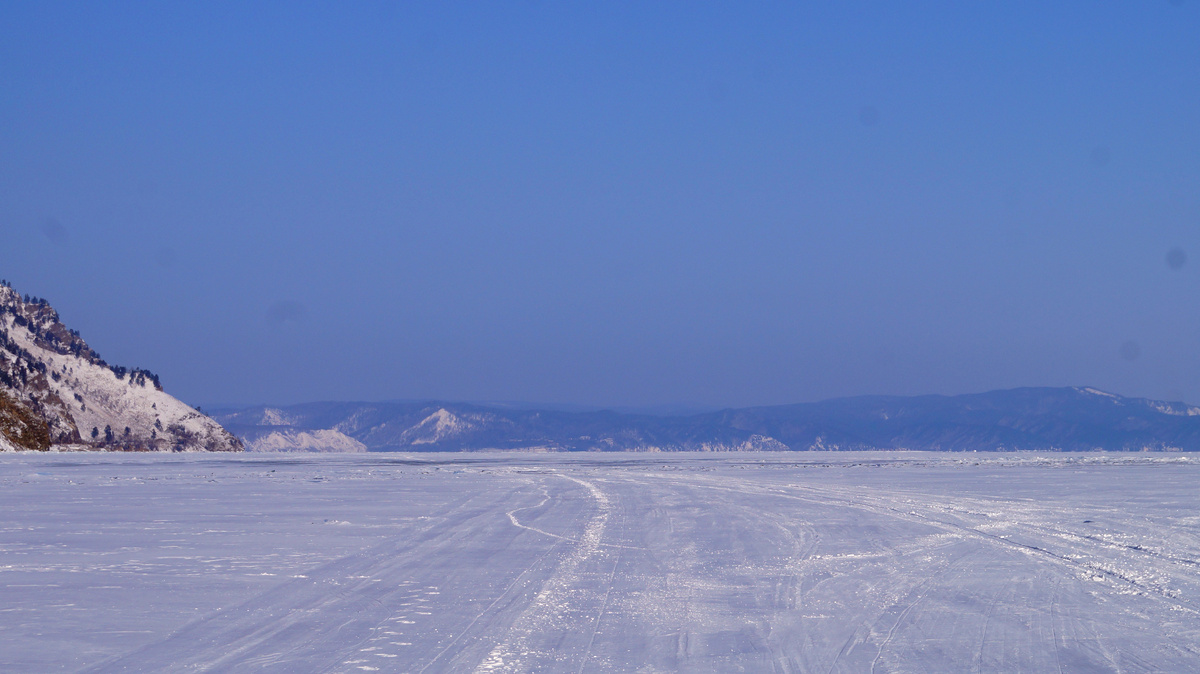Листвянка позади