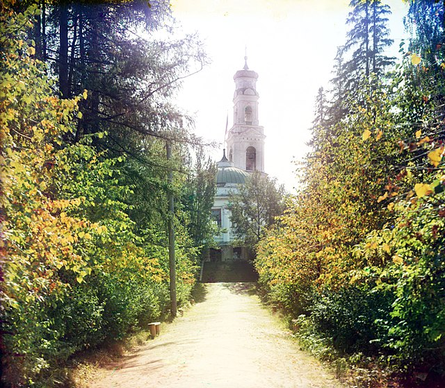 Вид на Вознесенскую церковь из Харитоновского сада 1910 года.

Прокудин-Горский