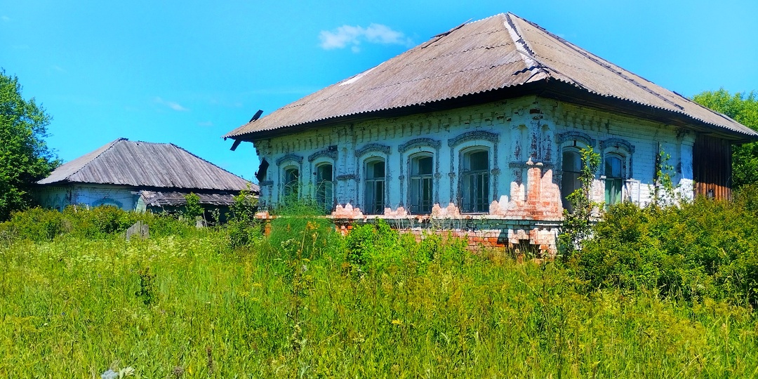 ШИКАРНЫЕ ДОМА ЗАЖИТОЧНЫХ КРЕСТЬЯН. БОЛЬШАЯ ЗАБРОШЕННАЯ ДЕРЕВНЯ В ГЛУБИНКЕ ВЯТКИ.