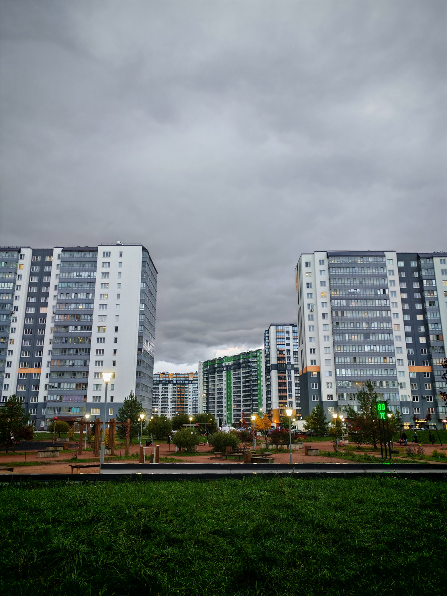 Фото не передаёт капризов погоды. Небо лежит прямо на крышах домов.