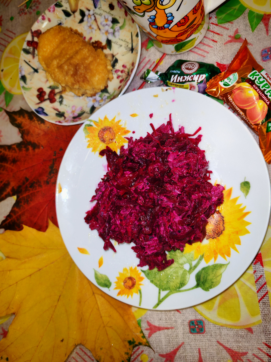 Свекольный салат, рыба в панировке. Дети угостили конфетками.