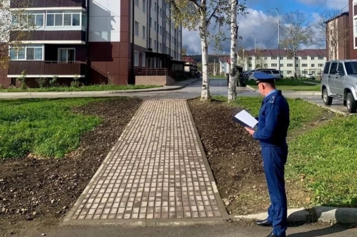    Сахалинцы ходили по проезжей части из-за отсутствия тротуара между домами