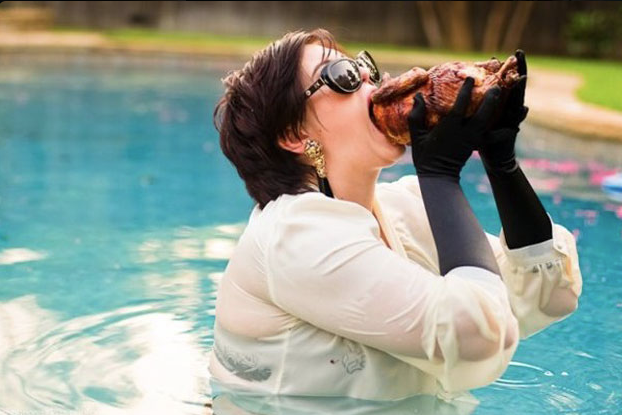 Средняя женщина с сайтов знакоств на свидании 