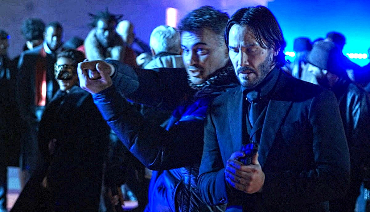 Режиссёр Чад Стахелски обучает одного неопытного актёра правильному "дыщь-дыщь-дыщь". 