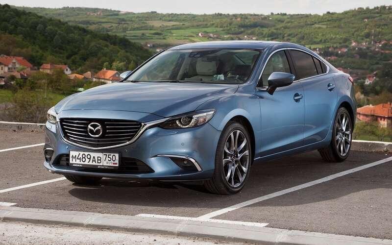    Mazda 6. Длина – 4870 мм, клиренс – 165 мм, объем багажника – 429 л. Средний пробег 10-летних машин – 166 тысяч км. Средняя цена – 1,75 млн рублей.