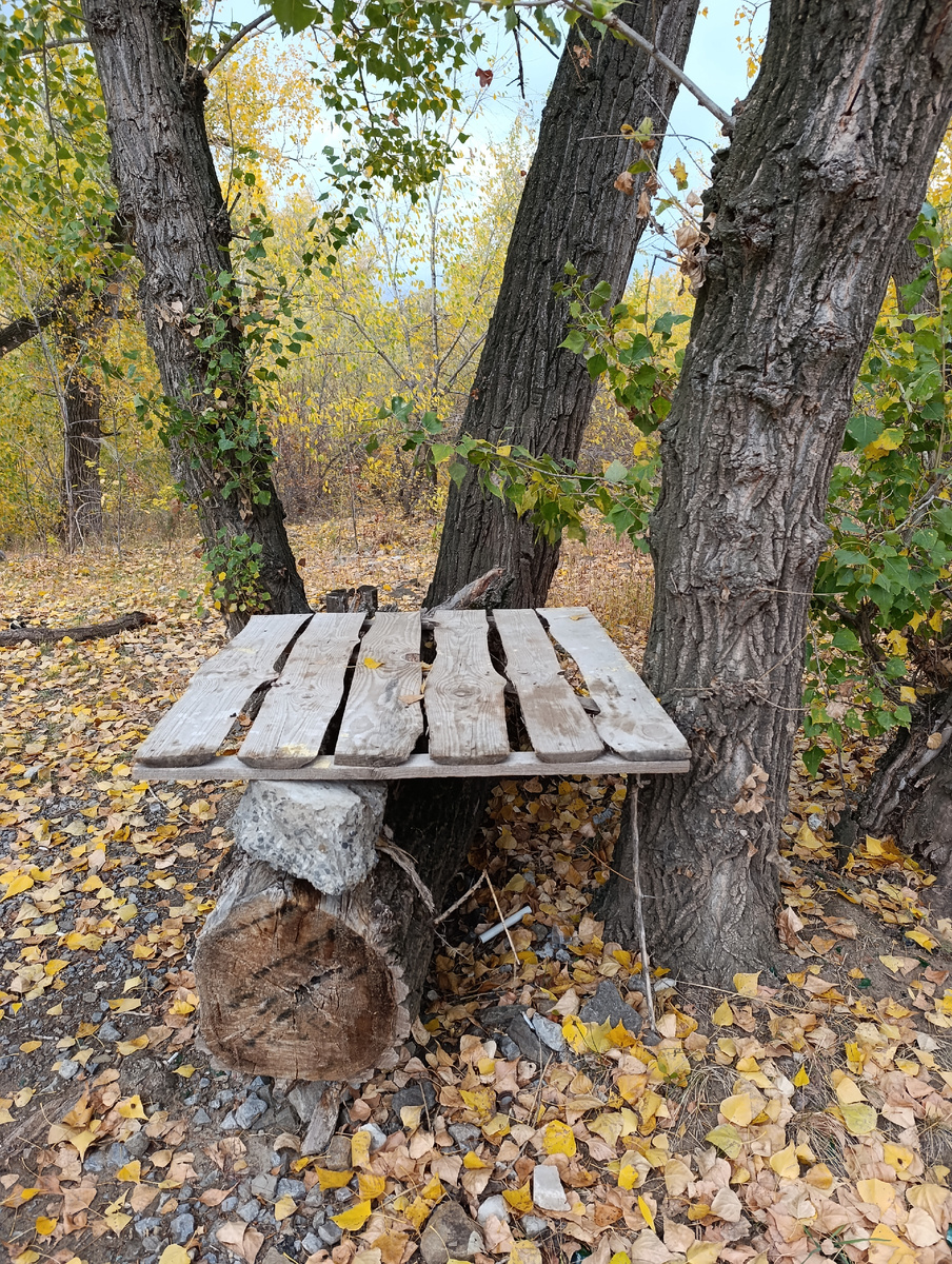 Надо же: кто то сделал столик.