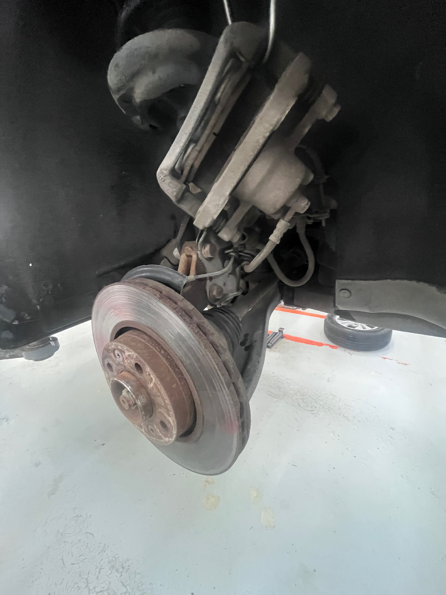 Открутили тормозной суппорт головкой на 18