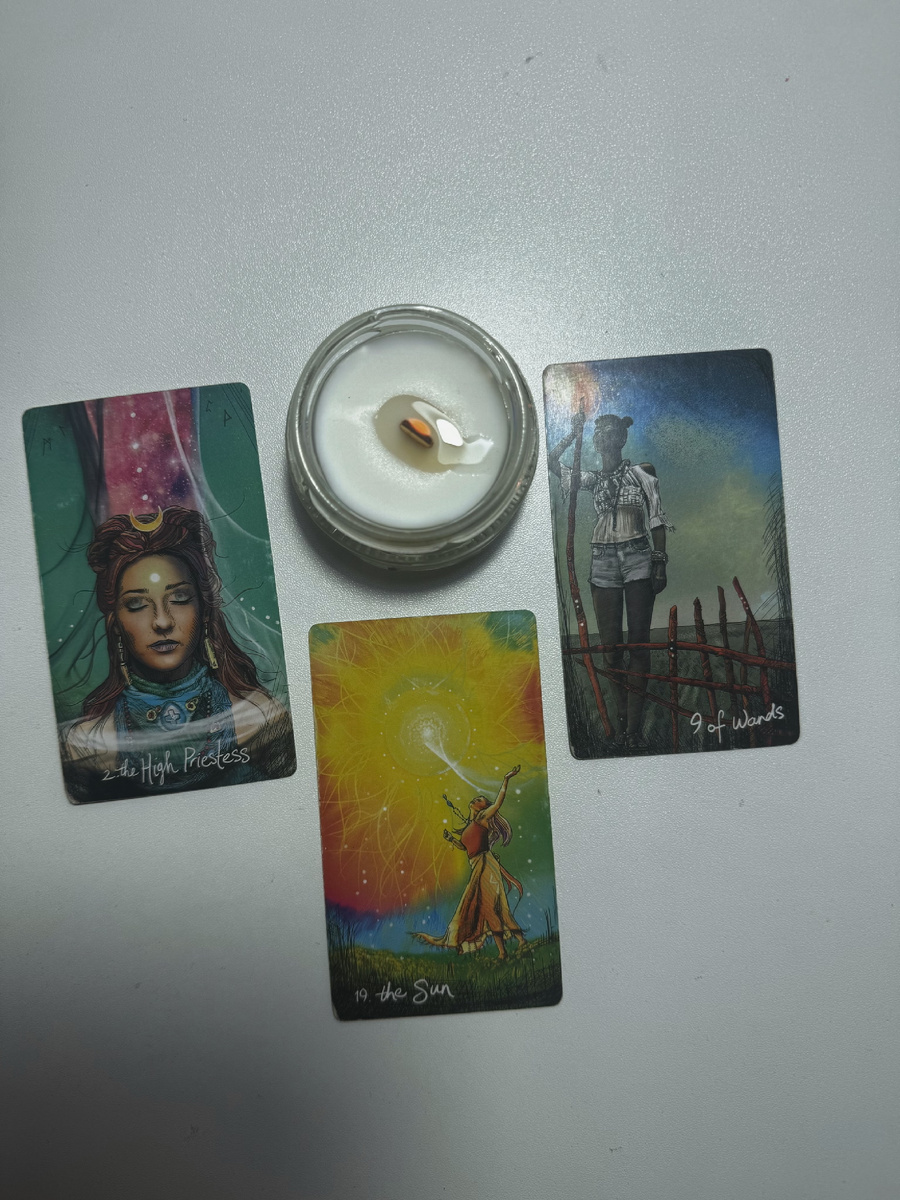 Карта 1. Карта может символизировать любовный треугольник, платонические отношения на расстоянии или неразделенные чувства. Однако не исключено и то, что кто-то тайно любит Вас.