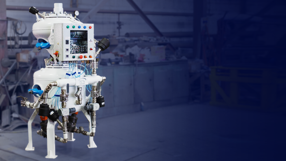 Заправка и подача управляются автоматически — по датчику уровня или по таймеру. Благодаря этому дробеструйка работает равномерно, без пауз, а нагрузка на операторов заметно снижается.