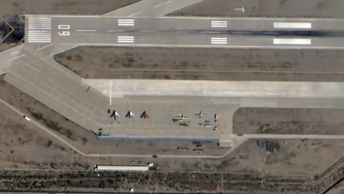    Китайские стелс-беспилотники GJ-11 Sharp Sword на авиабазе в Тибете / © Planet Labs