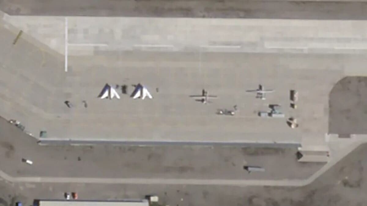    Китайские стелс-беспилотники GJ-11 Sharp Sword на авиабазе в Тибете / © Planet Labs