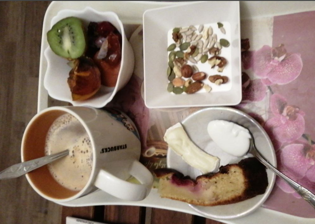 Кофе с молокм _ сыр, фрукты, орехи и сладенькое 😘