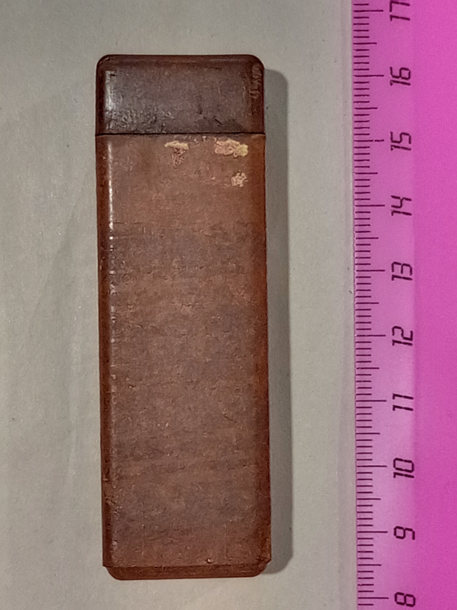 Остатки этикетки.