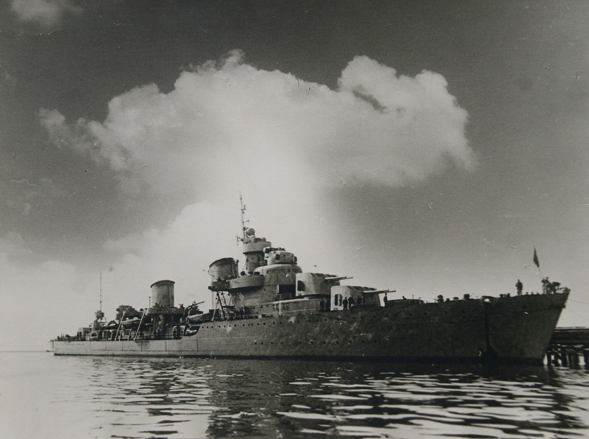 Лидер эсминцев «Ташкент» у причала Новороссийска. 1942. Новороссийский исторический музей-заповедник.