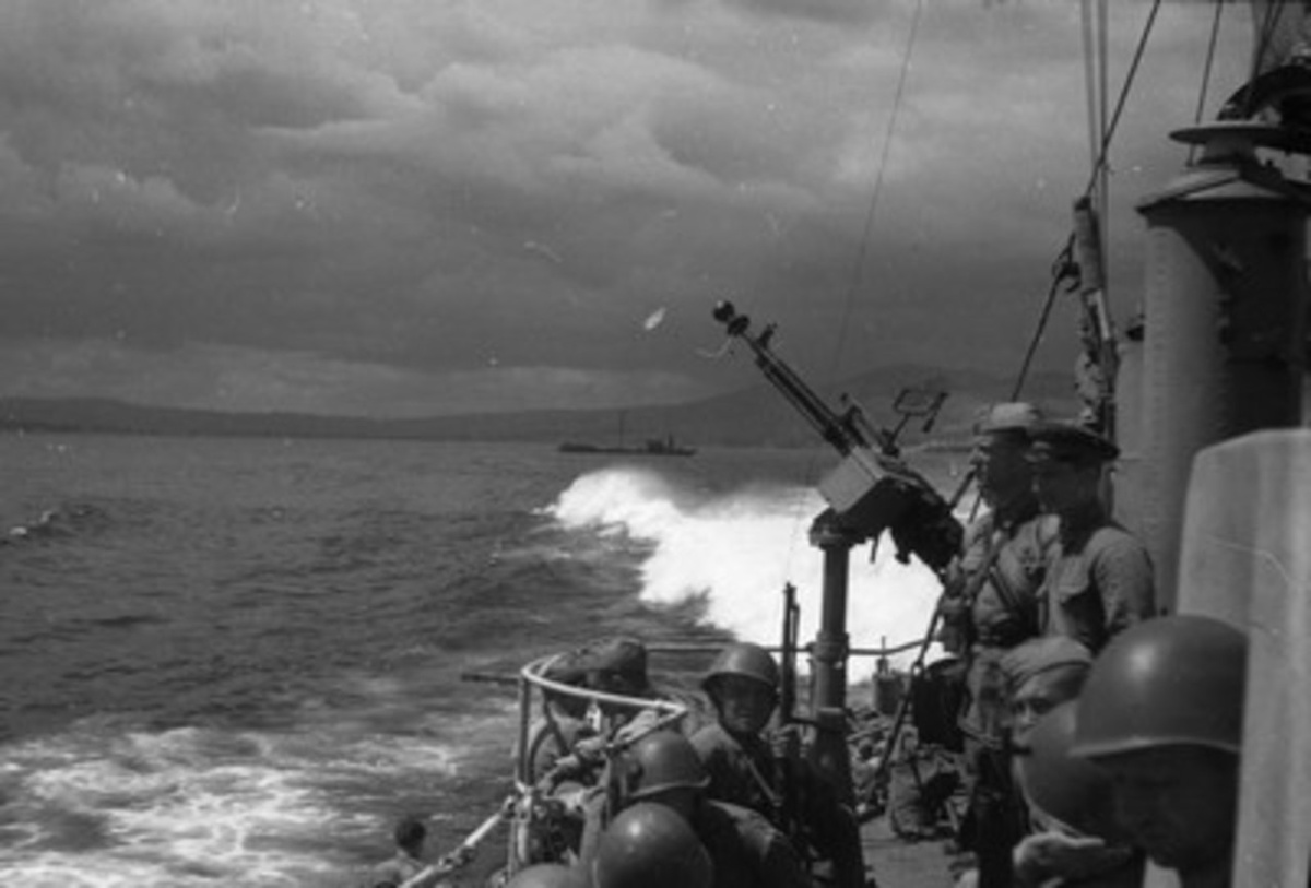 Красноармейцы на лидере эсминцев «Ташкент» идут на помощь осажденному Севастополю. 1942. Музей-заповедник героической обороны и освобождения Севастополя.